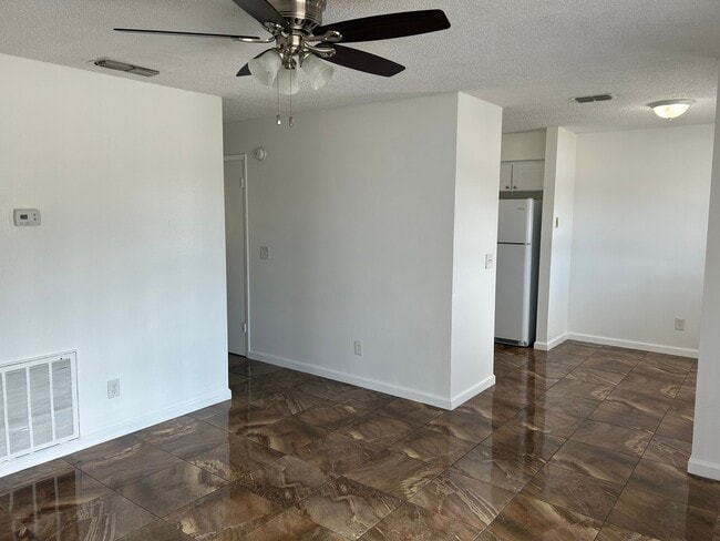 5606 S Manhattan Ave, Unit b