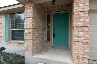 2476 Medina Dr in New Braunfels, TX - Foto de edificio - Building Photo