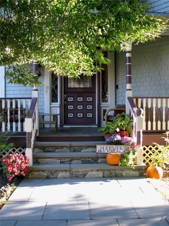 38 Rhode Island Ave in Newport, RI - Building Photo