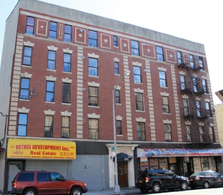 2470 Beaumont Ave in Bronx, NY - Building Photo