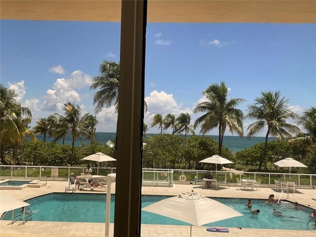 10185 Collins Ave in Bal Harbour, FL - Building Photo - Building Photo