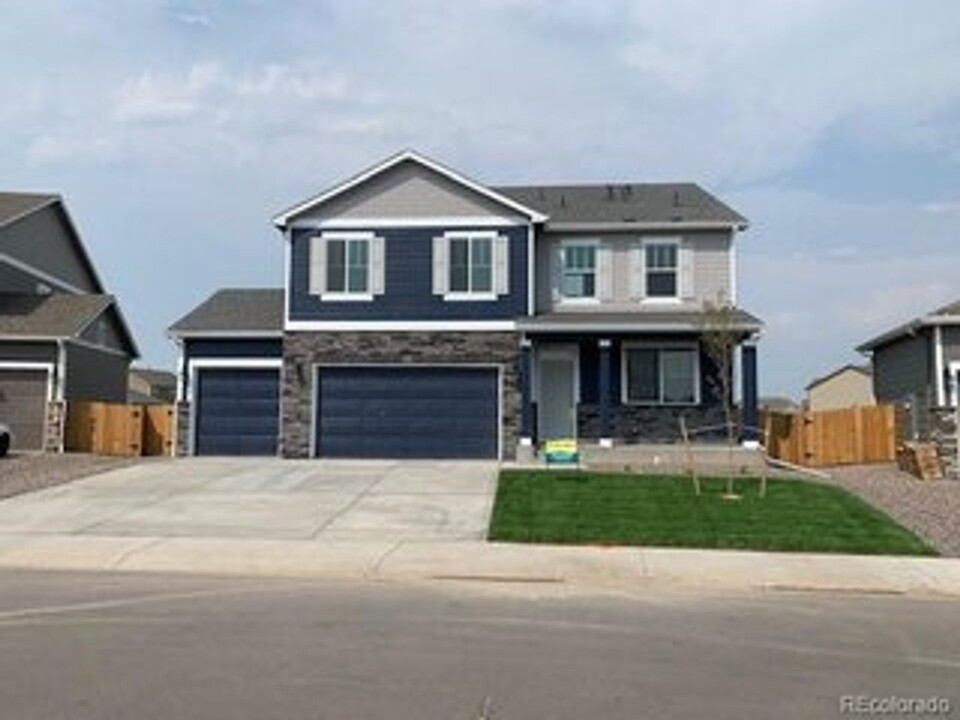 1582 Clarendon Dr in Windsor, CO - Building Photo