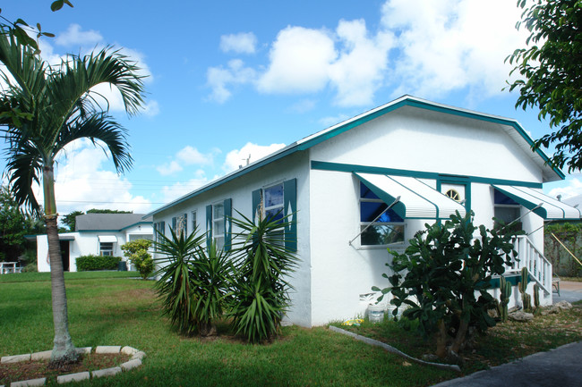 Lake Osbourne in Lake Worth, FL - Foto de edificio - Building Photo