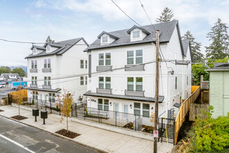 Greeley Court in Portland, OR - Foto de edificio - Building Photo