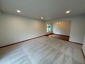 9805 NE 124th St in Kirkland, WA - Building Photo - Building Photo