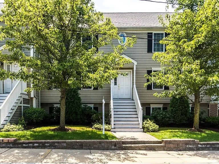 30 Russell St in Waltham, MA - Building Photo