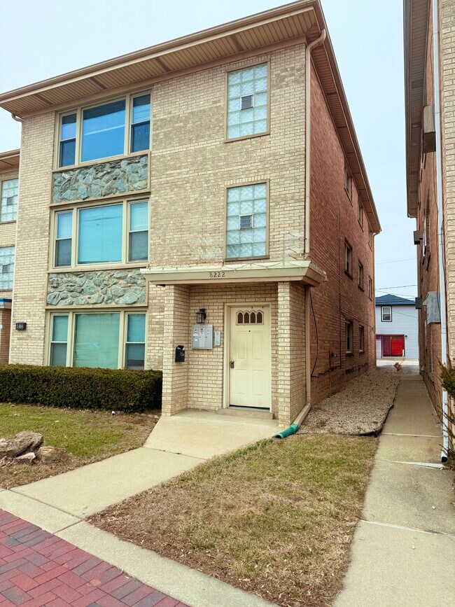 8222 Grand Ave, Unit 3a in River Grove, IL - Foto de edificio - Building Photo