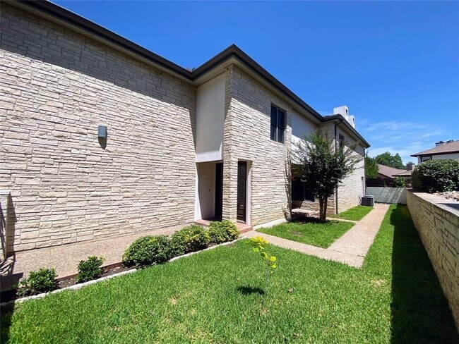 13 Swiftwater Trail in The Hills, TX - Building Photo - Building Photo