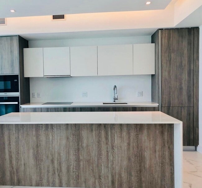 2900 NE 7th Ave, Unit 2404 in Miami, FL - Building Photo - Building Photo