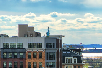 135 Montgomery St, Unit 9E in Jersey City, NJ - Foto de edificio - Building Photo