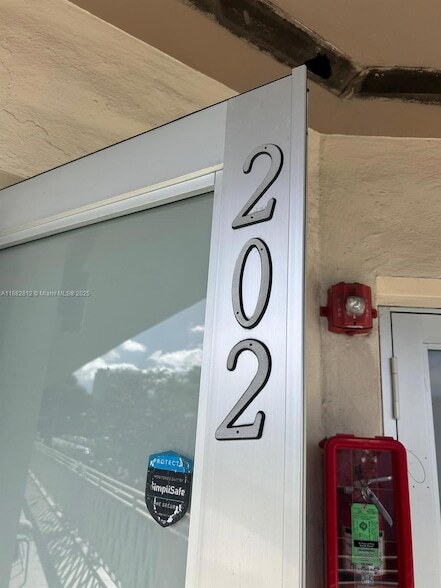 1601 Meridian Ave, Unit 202 in Miami Beach, FL - Foto de edificio