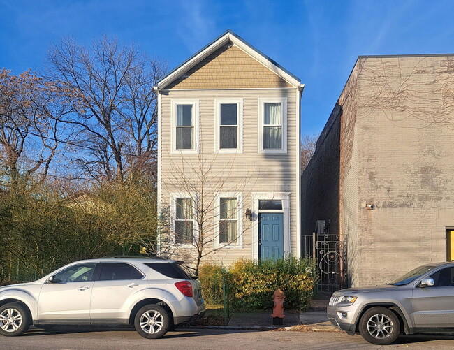 property at 925 E Madison St