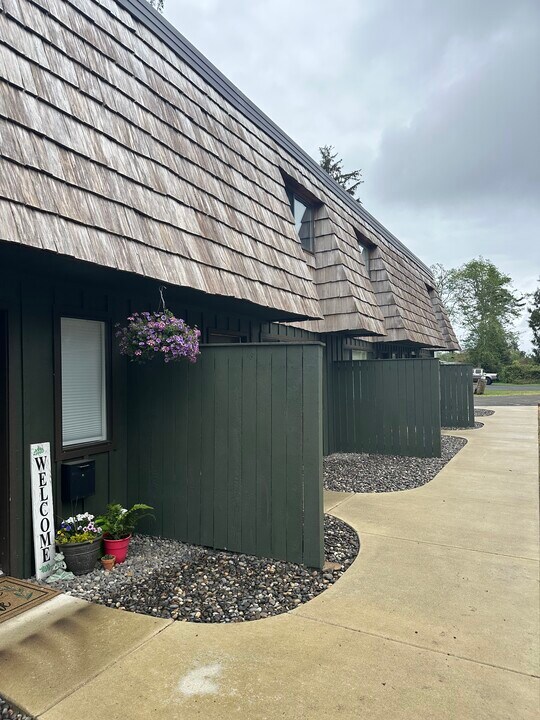335 SW 1st St, Unit 3 in Warrenton, OR - Building Photo