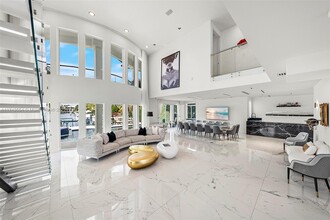 3251 NE 164th St in North Miami Beach, FL - Building Photo - Building Photo