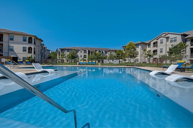 Capri Villas at the Lake in Conroe, TX - Building Photo - Building Photo