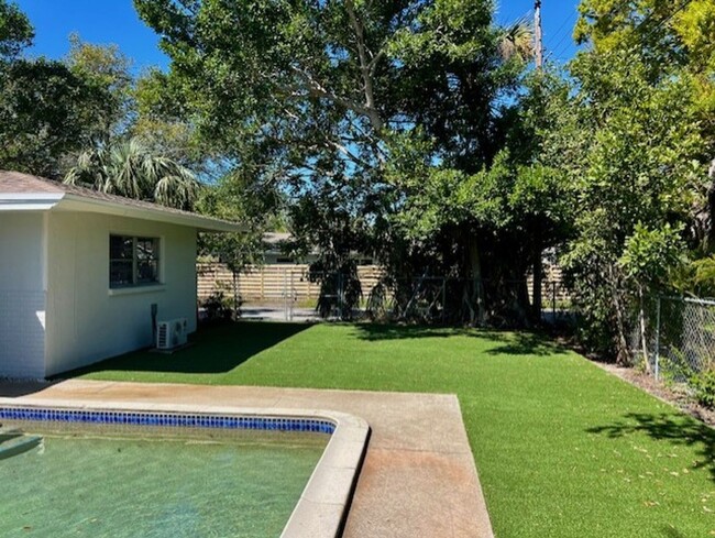 615 Corwood Dr in Sarasota, FL - Building Photo - Building Photo