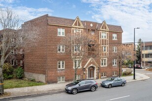5780 De La Côte-Saint-Luc Ch in Montréal, QC - Building Photo