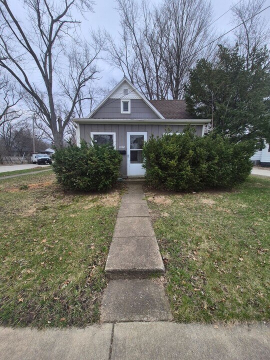 1002 S Adelaide St in Normal, IL - Building Photo