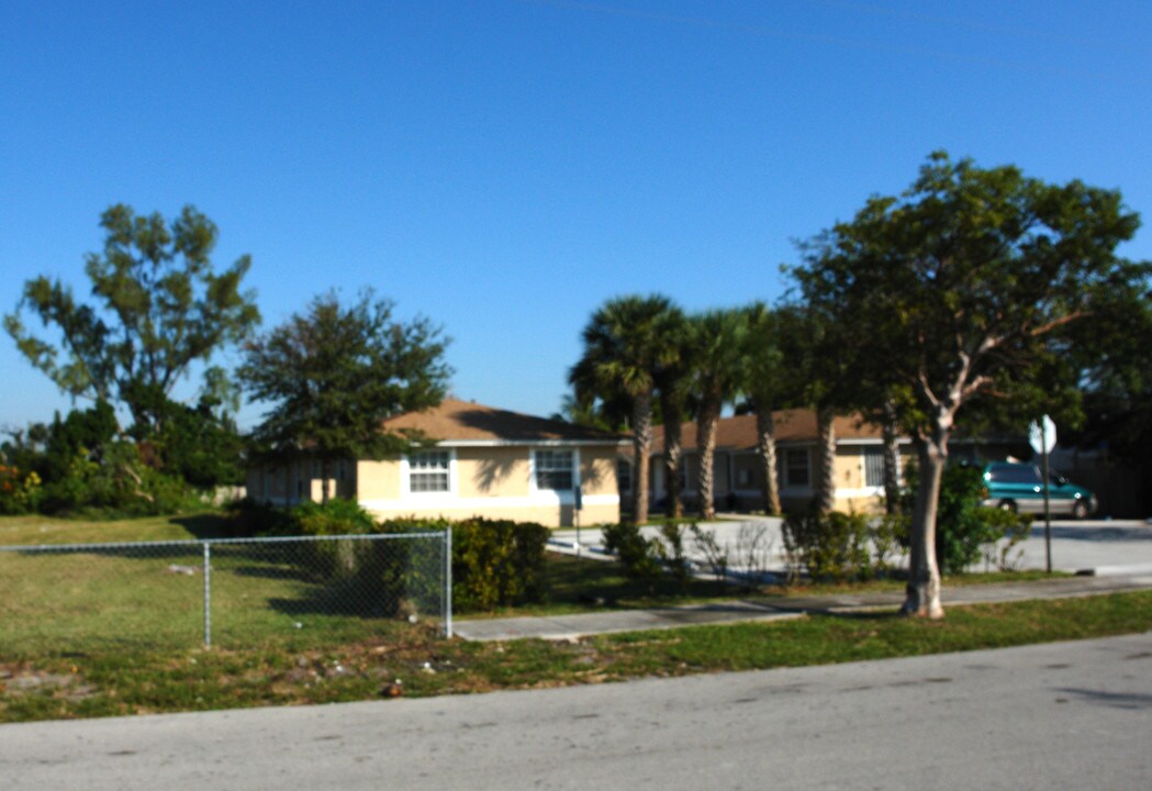 2443-2445 Taylor St in Hollywood, FL - Building Photo