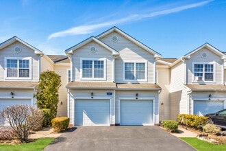 Rosemont Brookhaven in Bellport, NY - Building Photo - Building Photo