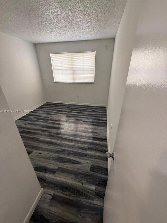 7210 NW 179th St in Hialeah, FL - Foto de edificio - Building Photo