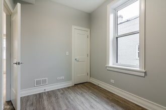 2318 W Thomas St in Chicago, IL - Foto de edificio - Building Photo