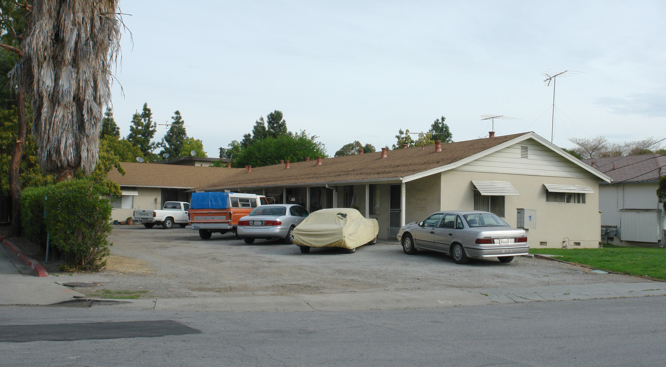 2201 Luz Ave in San Jose, CA - Foto de edificio