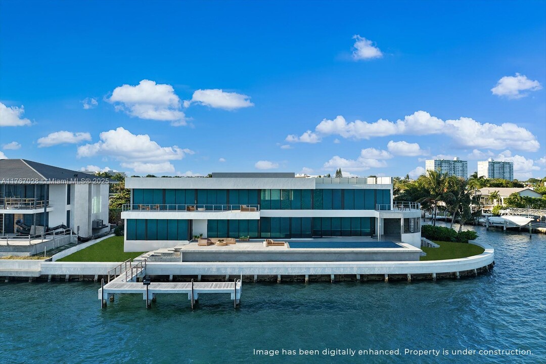 11400 N Bayshore Dr in North Miami, FL - Building Photo