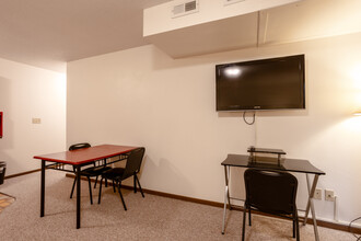 1165 S Riverside Dr in Iowa City, IA - Building Photo - Interior Photo