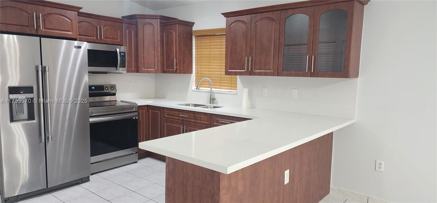 2574 W 71st Pl in Hialeah, FL - Building Photo