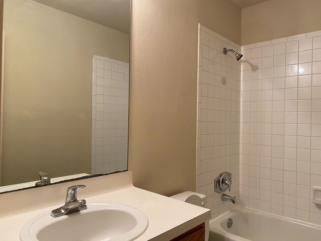 1106 Greencroft St in Channelview, TX - Foto de edificio - Building Photo