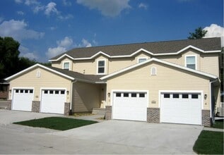 Council Square Townhomes in Cedar Rapids, IA - Building Photo - Building Photo