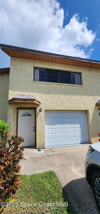202 Pierce Ave in Cape Canaveral, FL - Building Photo