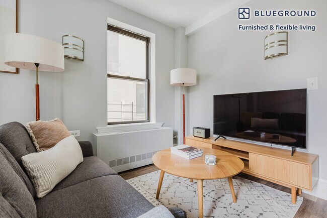 240 W 73rd St in New York, NY - Building Photo - Building Photo