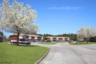 Normandy Manor Apartments in Laurel, MS - Foto de edificio - Building Photo