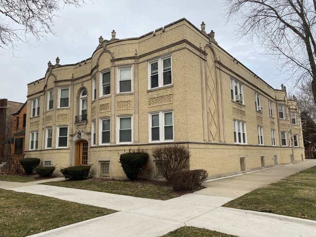 property at 2524 W Ardmore Ave