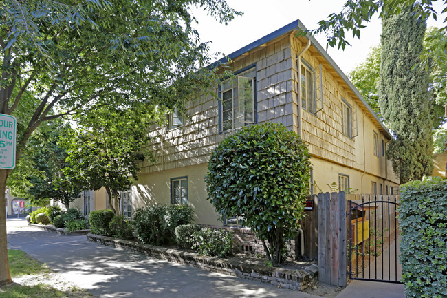 Kenwood Apartments in Sacramento, CA - Building Photo - Building Photo