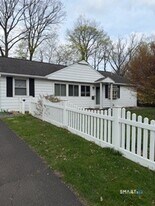 28 Hearthstone Ct in Stamford, CT - Building Photo