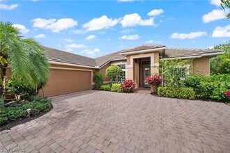 8888 Mustang Island Cir in Naples, FL - Foto de edificio - Building Photo