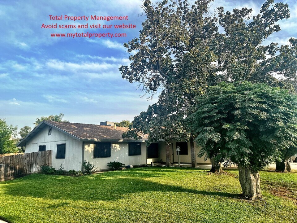 570 N Lemona St in Woodlake, CA - Building Photo