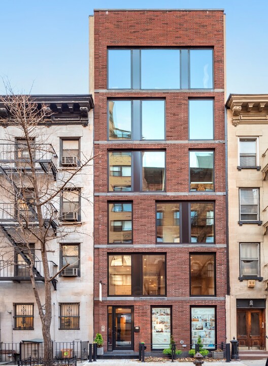 323 E 52nd St in New York, NY - Building Photo