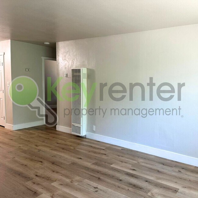 5731 Falconer Way in Sacramento, CA - Building Photo - Building Photo