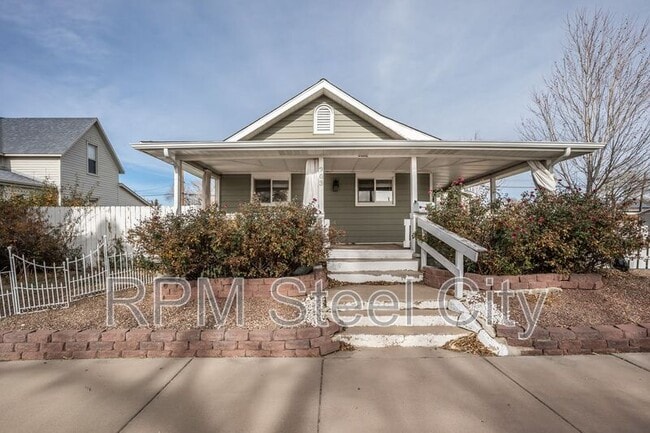 property at 903 W 15th St