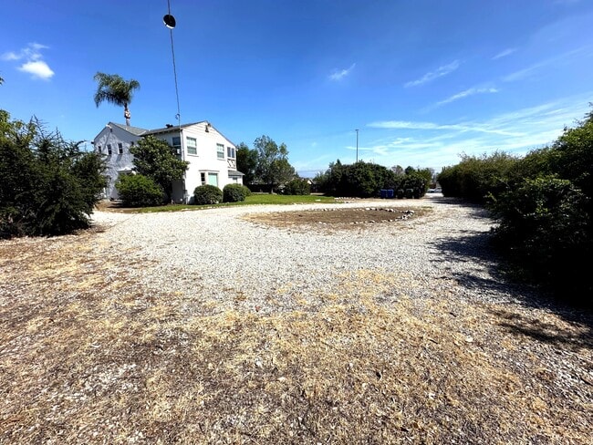 10847 Balboa Blvd in Granada Hills, CA - Foto de edificio - Building Photo
