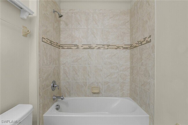 13611 Villa Di Preserve Ln in Estero, FL - Foto de edificio - Building Photo