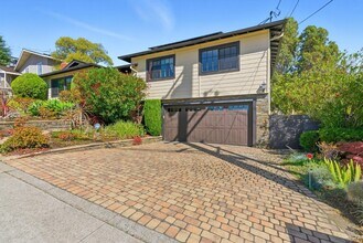 901 Crestview Dr in San Carlos, CA - Building Photo - Building Photo