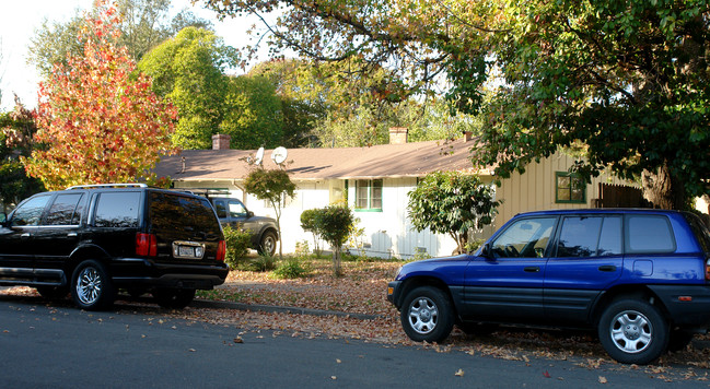 1051-1053 Fulkerson St in Santa Rosa, CA - Foto de edificio - Building Photo