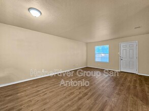 529 Dukeway in Universal City, TX - Building Photo - Building Photo