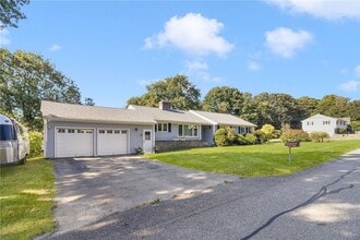 27 Westwood Dr in Portsmouth, RI - Building Photo - Building Photo