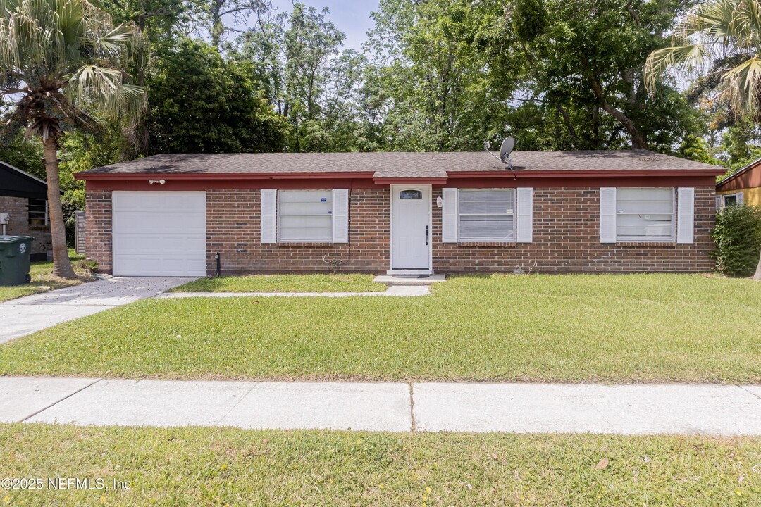 2124 Kusaie Dr in Jacksonville, FL - Building Photo